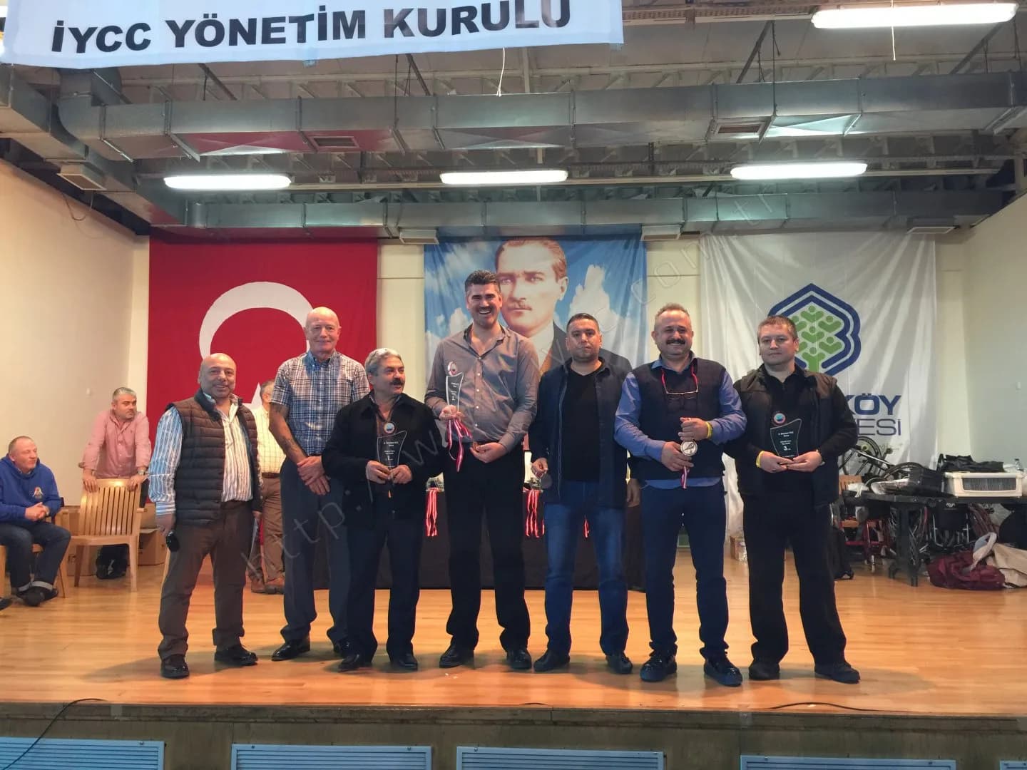 IYCC 2017 ödül töreninde "İYCC Yönetim Kurulu" pankartı altında plaket ve madalyalarıyla poz veren sekiz kişi