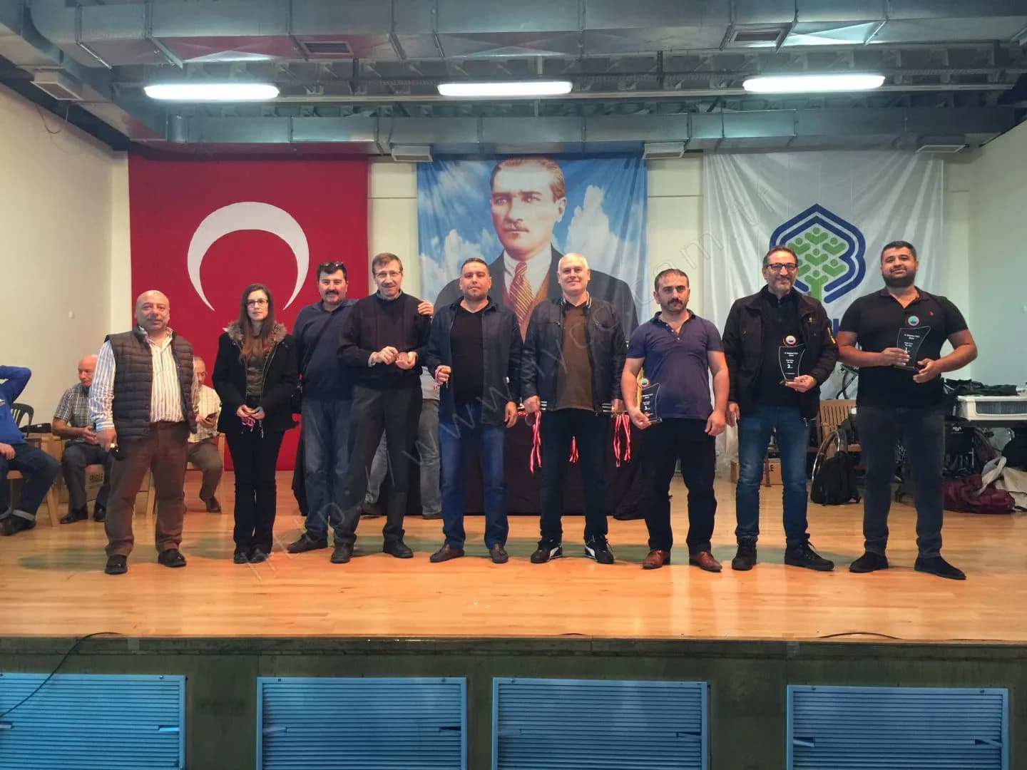 IYCC 2017 ödül töreninde aralarında bir kadının da bulunduğu on kişi, madalya ve plaketleriyle sahnede