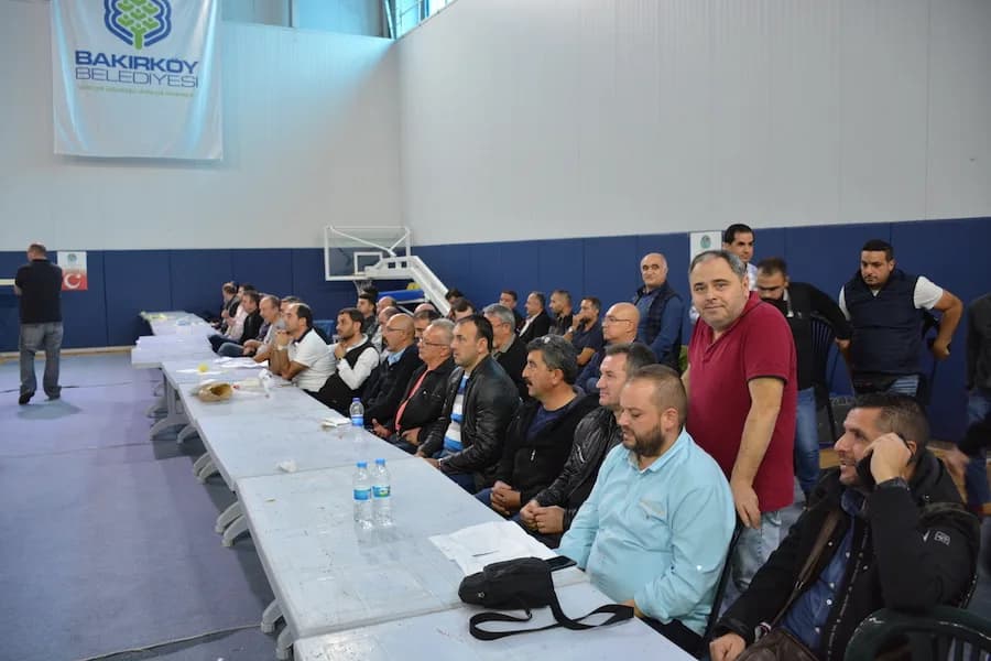 IYCC 2018 yarışmasında Bakırköy Belediyesi pankartı asılı spor salonunda uzun masalar boyunca oturan izleyiciler